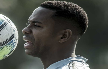 Robinho se cala sobre áudios e aguarda julgamento do STJ sobre cumprimento de pena no Brasil