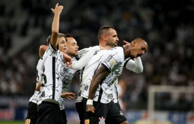 Corinthians empata e mantém tabu de não perder para o São Paulo em sua arena