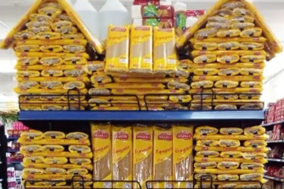 Repositor de supermercados viraliza com 'obra de arte' usando produtos de seções (Foto: Reprodução/ Redes sociais)