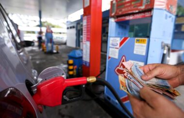 Petrobras anuncia redução de R$ 0,18 na gasolina para distribuidoras