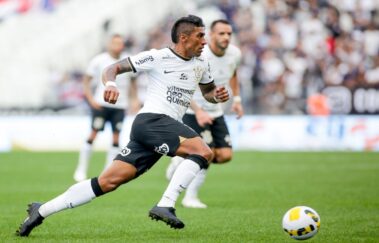 Paulinho, do Corinthians, passa por cirurgia no joelho esquerdo