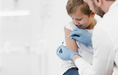 Meningite: a doença que mata em 24h se não for tratada, e como você pode proteger seus filhos (e a si mesmo) dela
