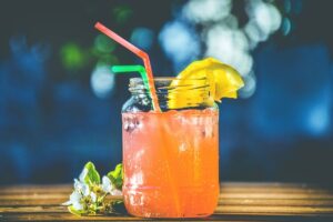 Um vale night com direito a bons drinks é a dica do astrólogo para mães de sagitário