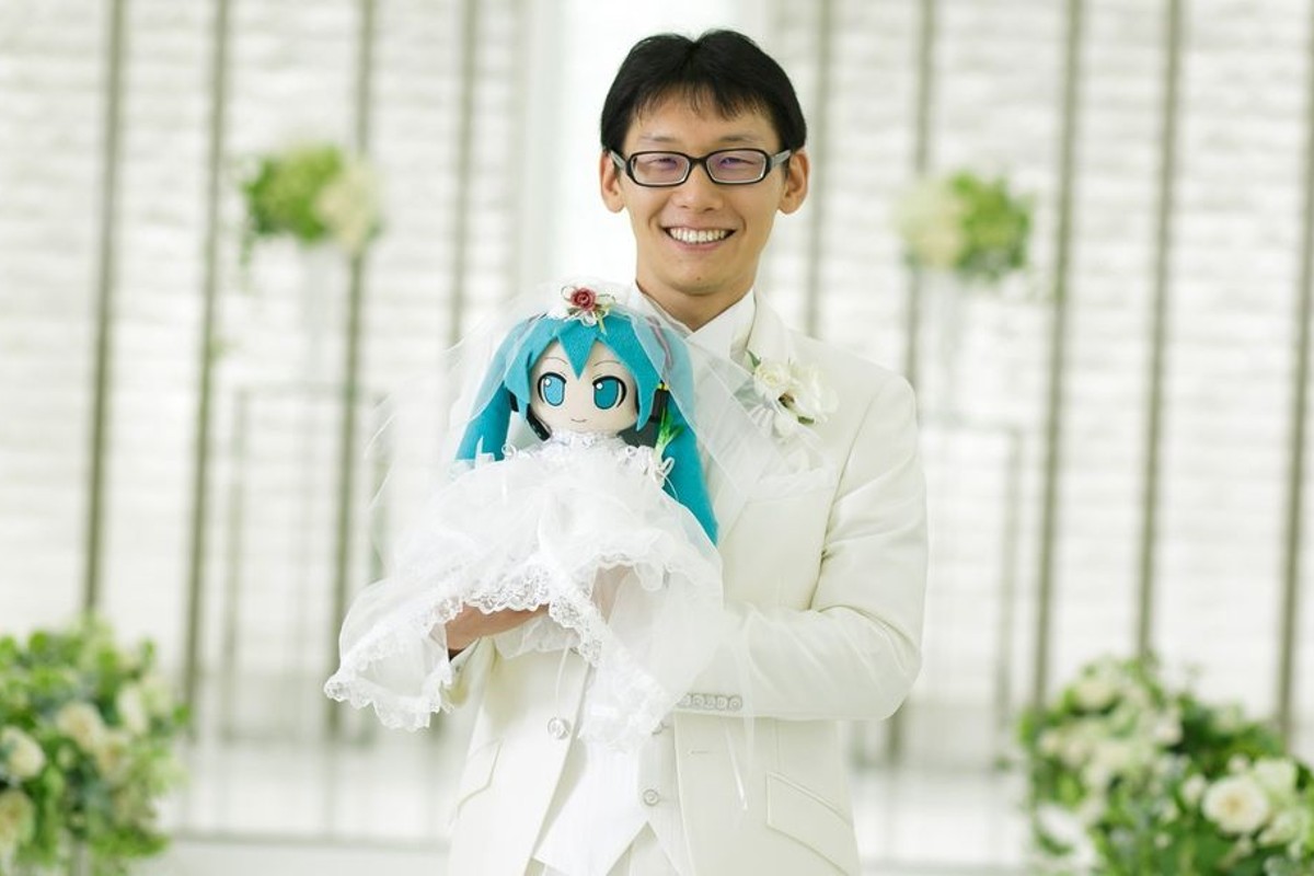 Akihiko Kondo, de 35 anos, resolveu casar com uma personagem totalmente virtual (Reprodução/ Redes sociais)