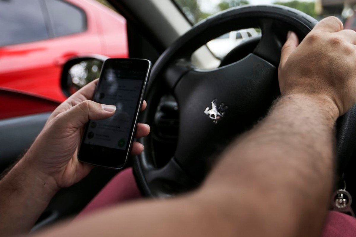 Ao menos 250 mil motoristas foram flagrados usando o celular no trânsito em 2021 (Foto: Marcelo Camargo/ Agência Brasil)