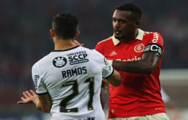 Lateral do Corinthians é preso por injúria racial contra Edenilson e liberado após fiança