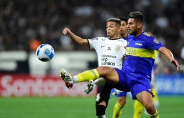 Com um a menos, Corinthians suporta pressão do Boca Juniors e se mantém na liderança do Grupo E