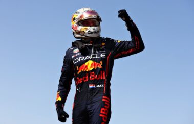 Leclerc abandona corrida, Verstappen lidera e Red Bull faz dobradinha na Espanha