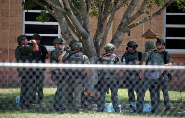 Ataque a tiros no Texas mata 14 crianças e um professor em escola infantil