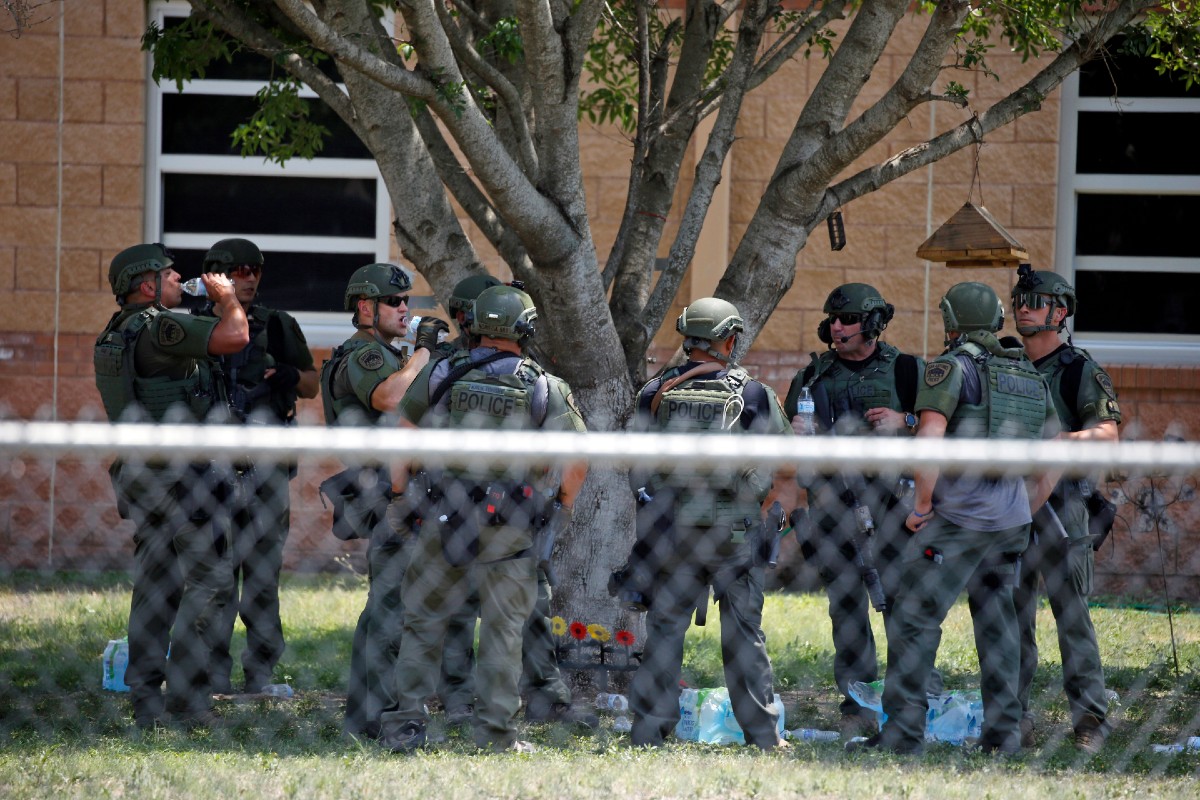 Movimentação de policiais de unidade de elite no entorno da Robb Elementary Schoo (Foto: Dario Lopex Mills/Associated Press)