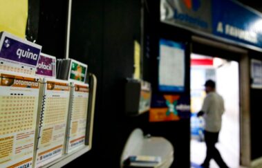 Mega-Sena sorteia prêmio de R$ 100 milhões; Caixa inaugura '+Milionária' neste sábado