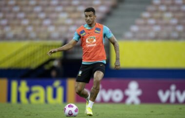 Com dores na sola do pé, lateral-direito Danilo é cortado da seleção brasileira