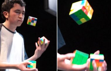 Jovem colombiano resolve 3 cubos mágicos enquanto faz malabarismo