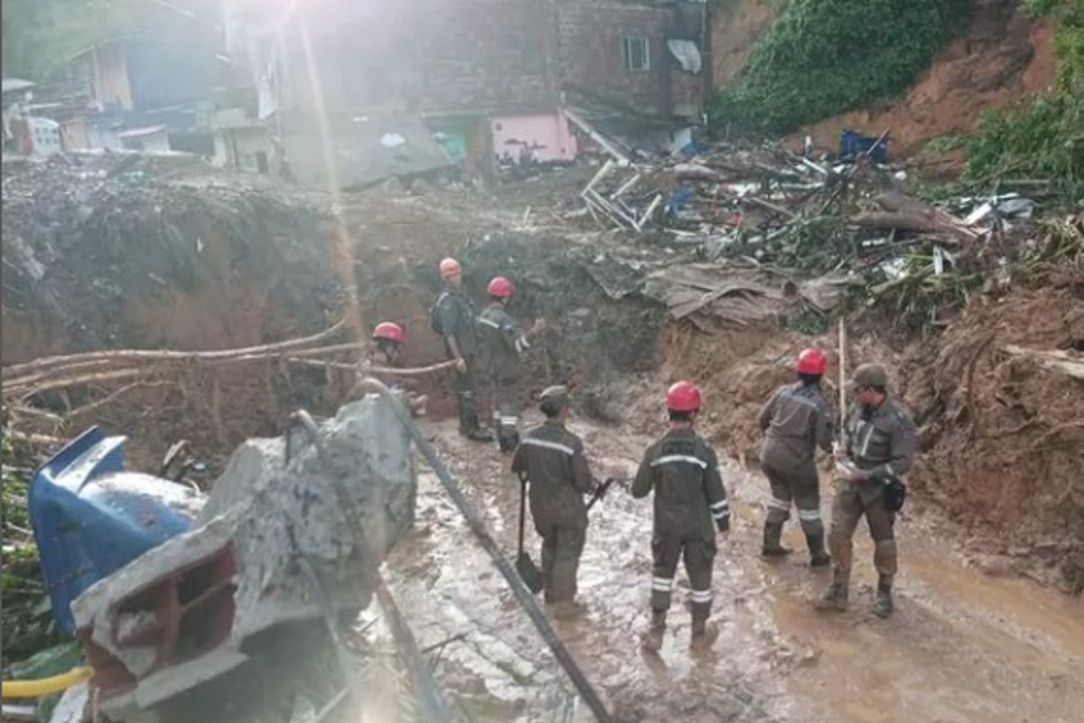 Trabalho dos bombeiros em locais de deslizamentos e alagamentos (Foto: Corpo de Bombeiros de Pernambuco)