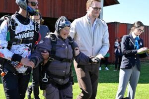 Rut Larsson bate recorde ao ser a mais velha a saltar de paraquedas (Foto: Guinness World Records)