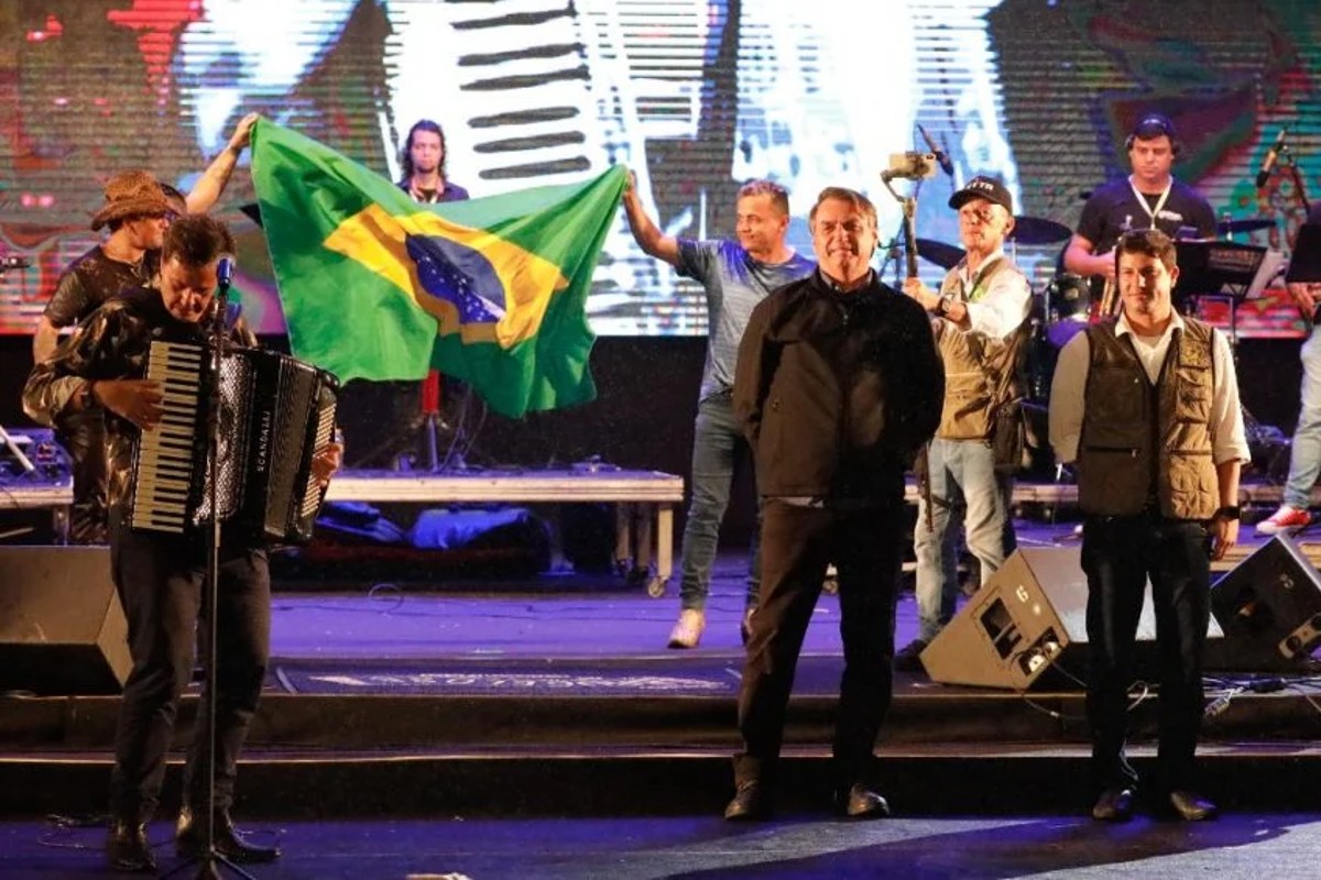 Presidente da República, Jair Bolsonaro (PL), subiu ao palco do São João de Caruaru na quinta-feira (Foto: Isac Nóbrega/PR)