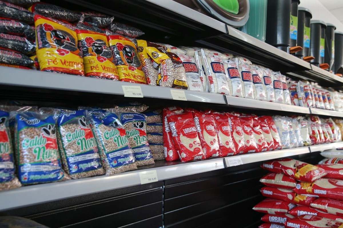 De acordo com a pesquisa, entre os produtos cujo preço aumentou em todas as capitais aparece o leite integral (Foto: Geraldoo Bubniak/ AEN)
