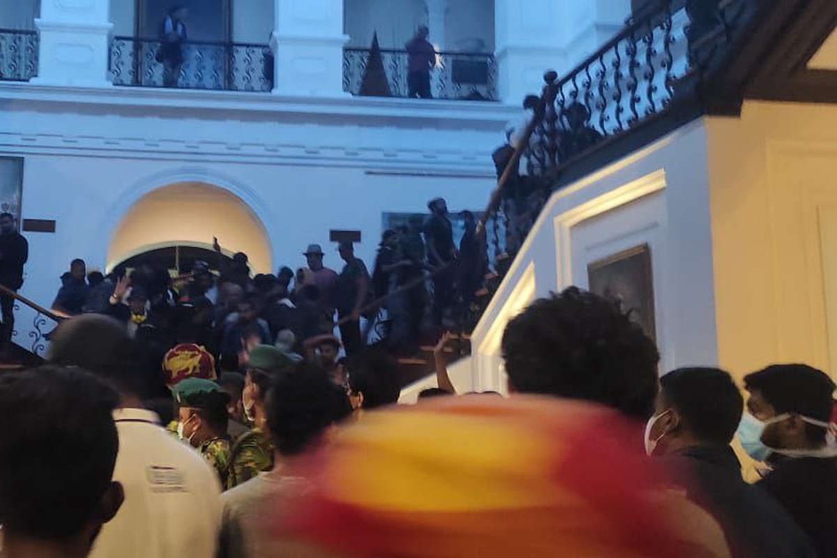 Manifestantes invadiram a residência oficial do presidente do Sri Lanka (Foto: Reprodução/ Redes sociais)