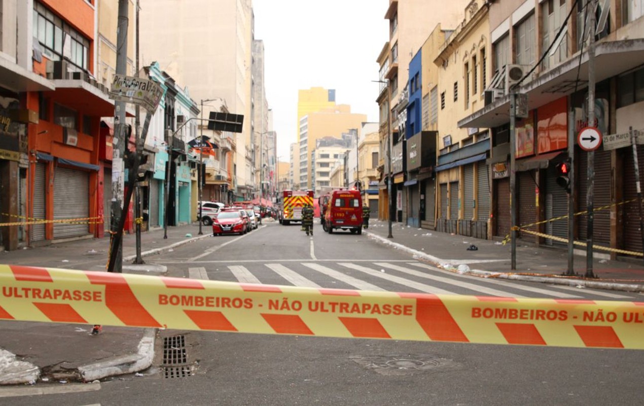 Bombeiros combatem o incêndio na região da 25 de Março, em São Paulo (Foto: Rovena Rosa/ Agência Brasil)