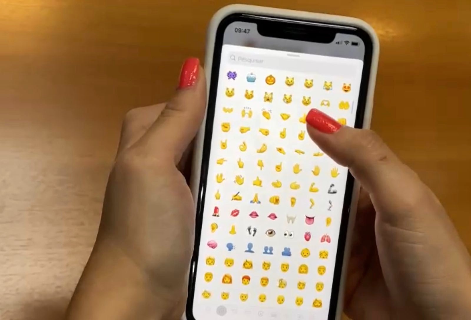Recurso libera mais de 3 mil carinhas no menu de reações (Foto: temmais.com)