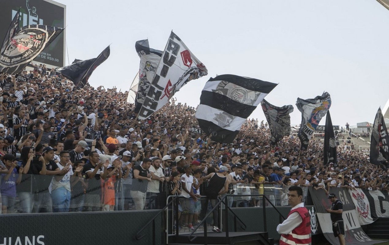 Torcida do Corinthians com bandeiras de mastro em treino aberto (Foto: Daniel Augusto Jr/Ag. Corinthians)
