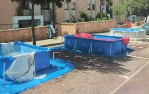 Moradores de Oeiras improvisaram piscinas em um estacionamento (Foto: Reprodução/ Redes sociais)