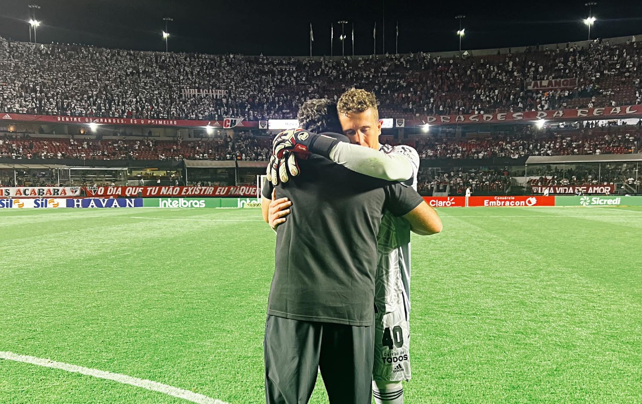 Goleiro Thiago Couto é abraçado por Rogério Ceni ao final da partida (Foto: Divulgação/São Paulo FC)