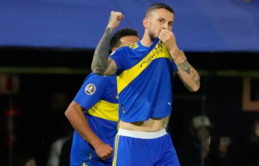 Benedetto e Zambrano são suspensos pelo Boca após trocarem socos no vestiário
