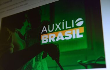 Aux&iacute;lio Brasil &eacute; pago a benefici&aacute;rios com NIS de final 7