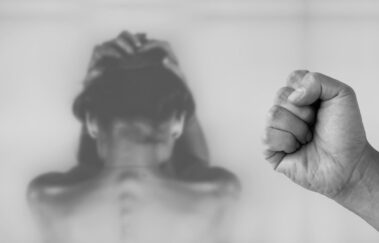 Homem é preso por violência doméstica após mulher com tímpano rompido pedir ajuda em consultório médico