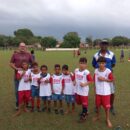 Prefeitura Municipal entrega novos uniformes para alunos de futebol da Vila Nova e Barra Funda