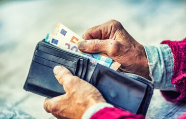 Violência financeira contra idosos: como identificar e prevenir