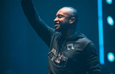 Thiaguinho anuncia novo álbum em homenagem aos 20 anos de carreira
