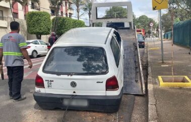 Carros abandonados ao lado de plantão policial em Sorocaba serão removidos nesta terça-feira